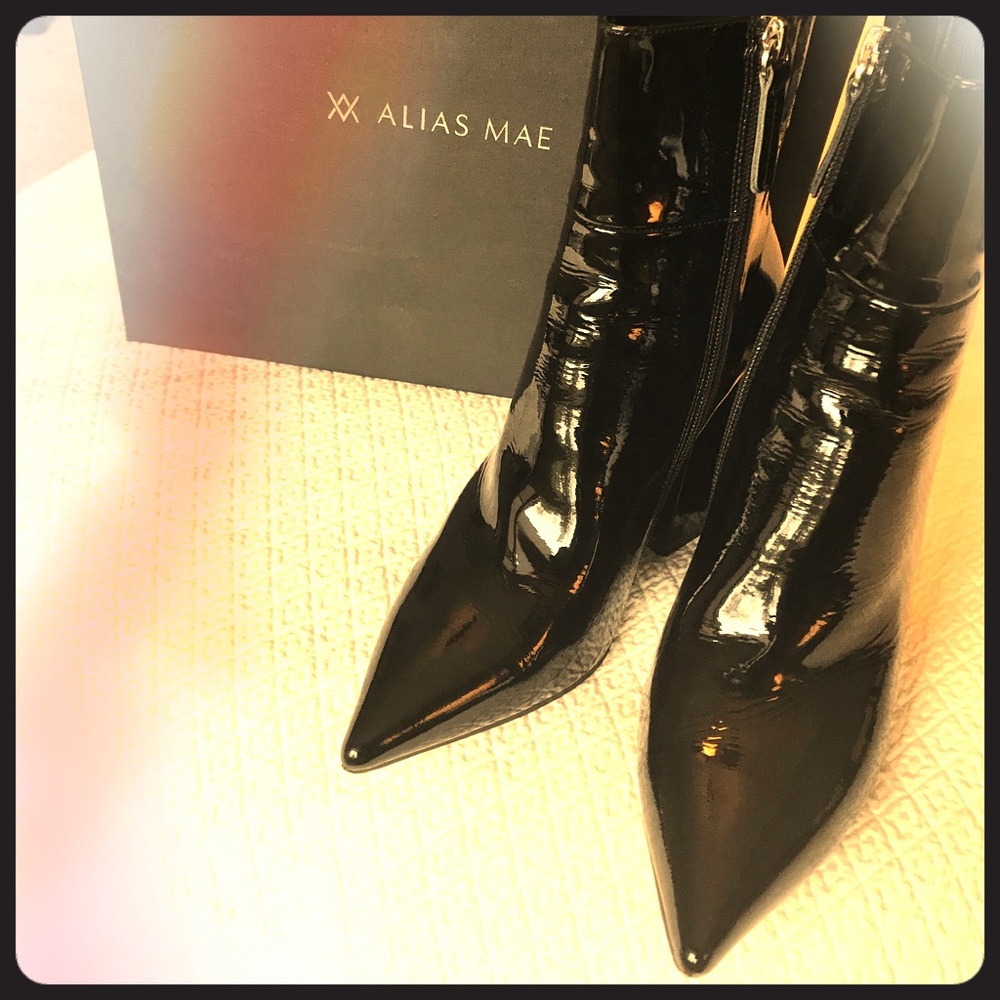 Alias Mae AHARA Black patent boots